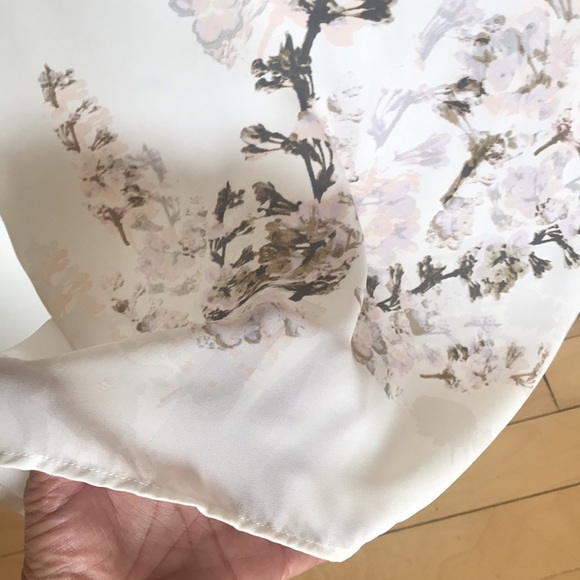 Blouse with small flowers designs. - Picture 3 of 6